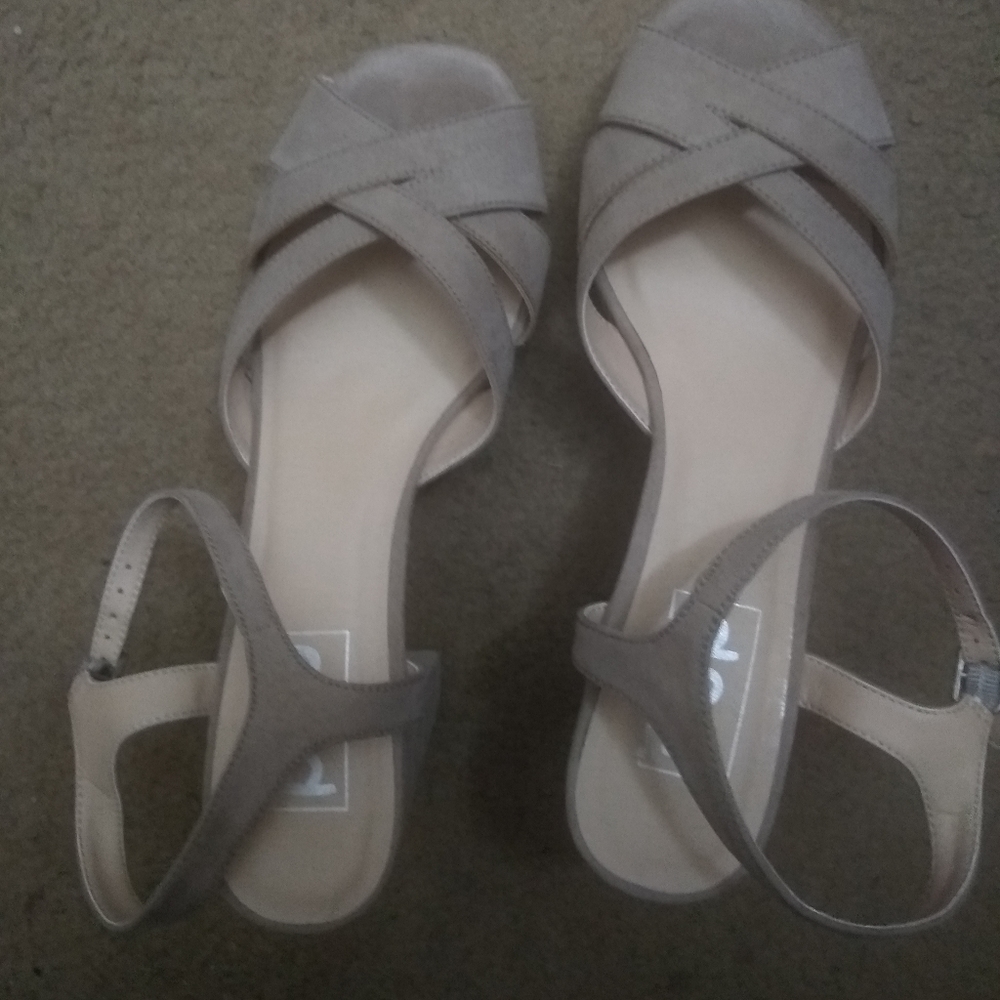 Cute Taupe heels- for Homecoming or wedding guest😉